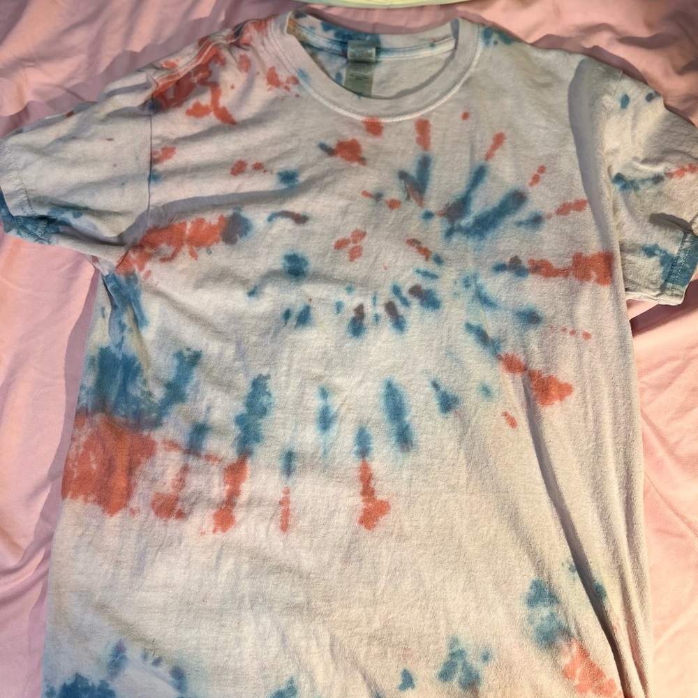 Gildan Tie-Dye Shirt in Blue & Red